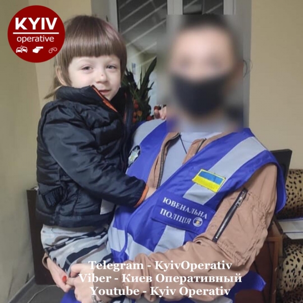 В Киеве полиция разыскивает родителей пятилетнего ребенка, которого они оставили в сквере