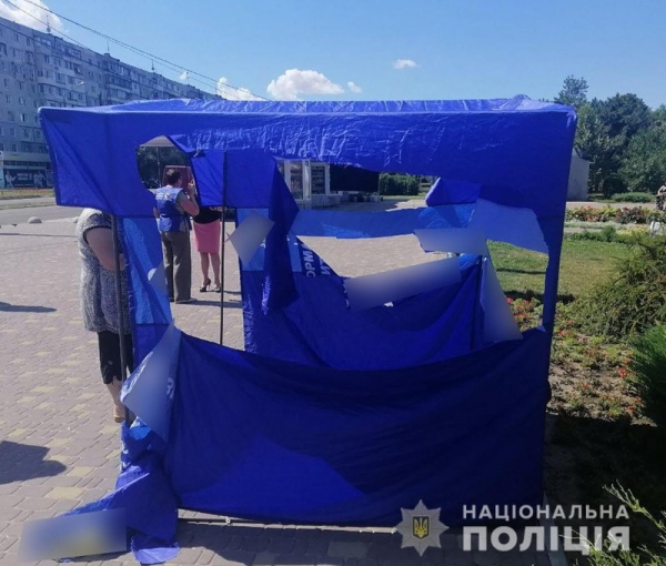 В Киеве злоумышленники повредили агитационные палатки, полиция привлекла их к ответственности