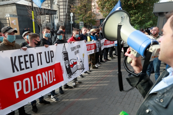 В Киеве под посольством Польши прошла акция протеста против запрета абортов (фото)