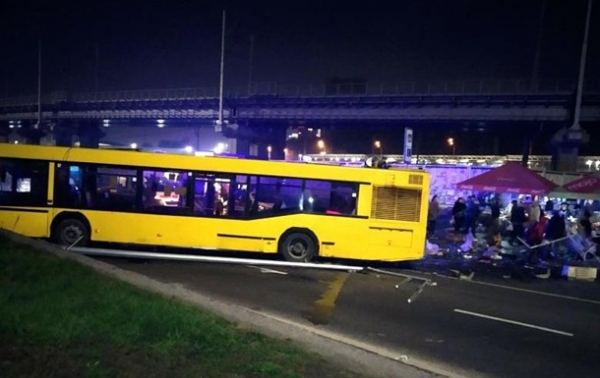 В Киеве автобус врезался в палатку с людьми, есть жертва