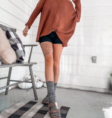     Мода осень-зима 2020-2021 – босоножки с носками стали ярким трендом    