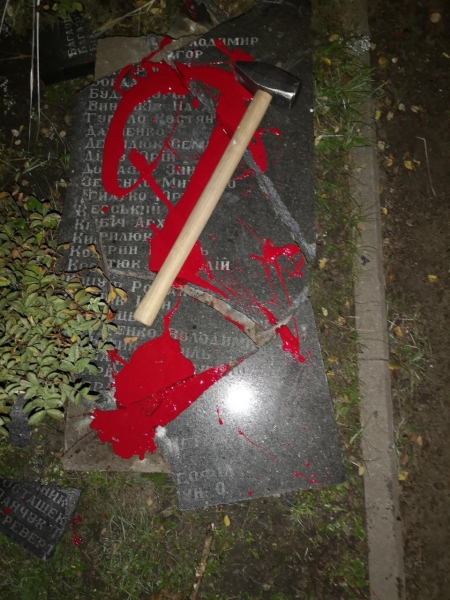 Неизвестные разбили памятник украинским националистам в Бабьем Яру, – СМИ