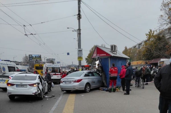 В Киеве автомобиль вылетел на тротуар и врезался в остановку, два человека погибли