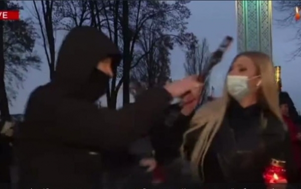 На журналистку в Киеве напали в прямом эфире