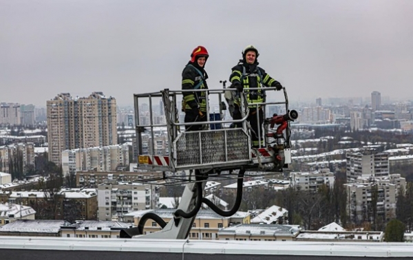 В Киеве пожарные провели учения в многоэтажке