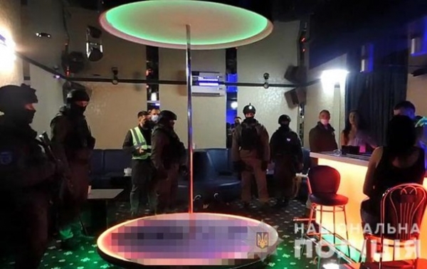 В Киеве "замаскированный" бар работал после 22:00