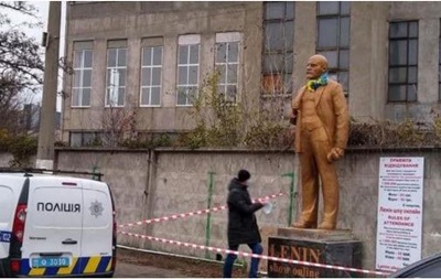 В Киеве появился "коммерческий" памятник Ленину