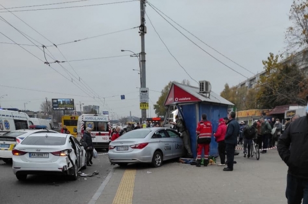 В Киеве взяли под стражу таксиста, который сбил людей на остановке