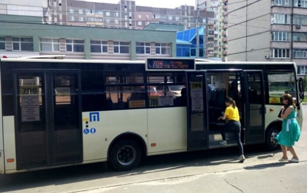 СМИ: В маршрутке Киева пассажиры подрались из-за маски