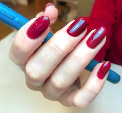     Маникюр зима 2020 – модный красный маникюр и синие ногти – фото    