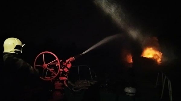 В Киеве сгорела 20-метровая яхта, на борту находились люди