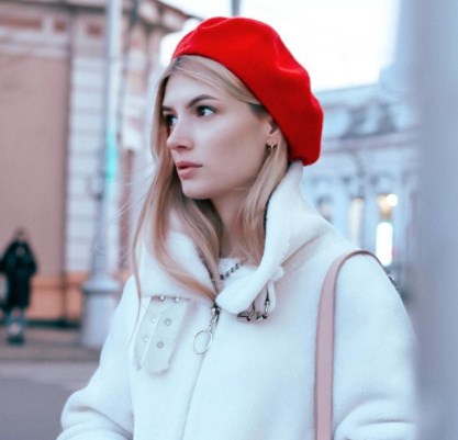     Модные шапки осень-зима 2020-2021 – в моде береты и как их носить фото    