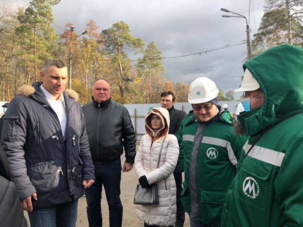 Мэр Киева Виталий Кличко провел очередную инспекцию строительства двух станций метро на Виноградарь