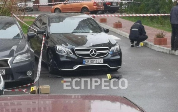 В Киеве из автомата обстреляли автомобиль