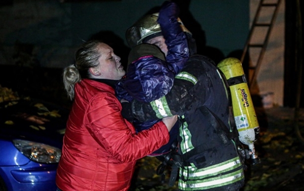 В Киеве ночью горела многоэтажка, пожарные спасли троих детей