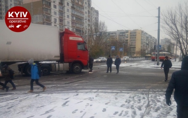 Первый снег в Киеве: за ночь полсотни ДТП