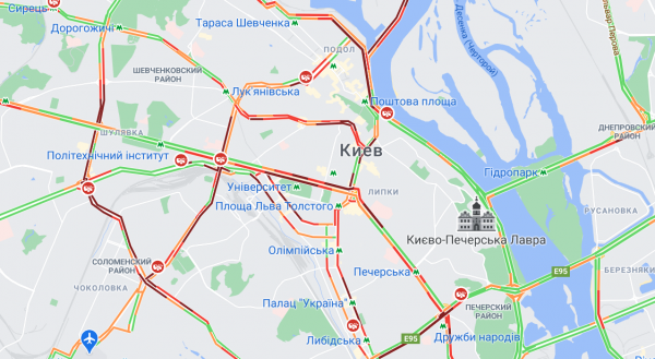 В Киеве из-за снегопада резко возросло количество ДТП, центр города парализовали пробки (карта)