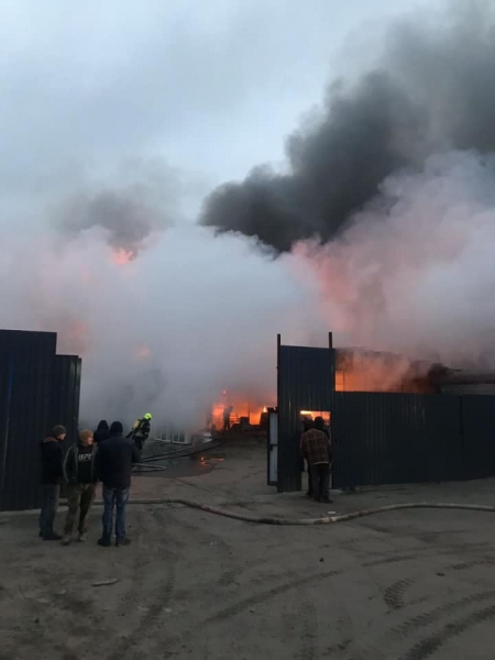 В Киеве произошел масштабный пожар, горели складские помещения 
