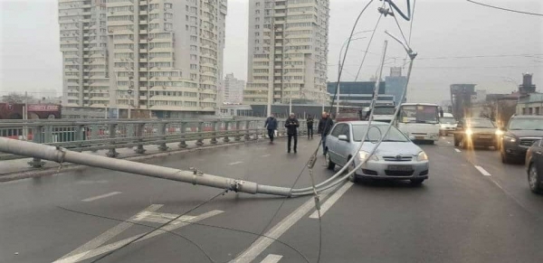 По факту падения столбов на Шулявском мосту в Киеве начато уголовное производство По факту падения столбов на Шулявском мосту в Киеве начато уголовное производство