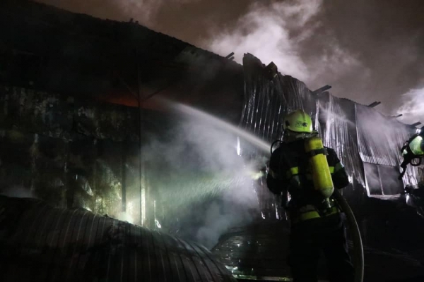 В Киеве произошел масштабный пожар, горели складские помещения 