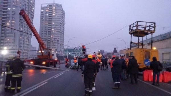 В сети появилось видео падения электроопор на Шулявском мосту в Киеве