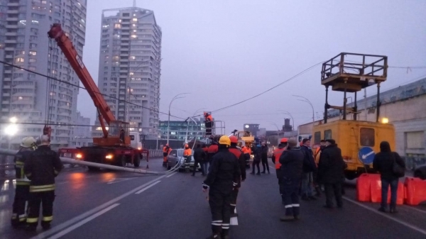 В Киеве на Шулявском мосту остался поваленным еще один столб, он перекрывает две полосы