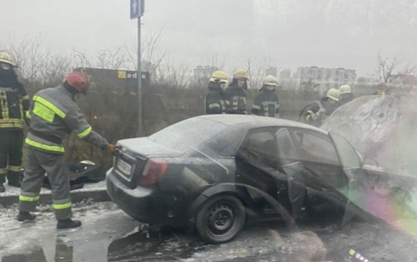 В Киеве на Дарницком мосту загорелось автоЭксклюзив