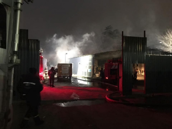 В Киеве произошел масштабный пожар, горели складские помещения 