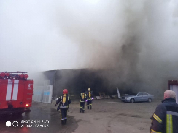 В Киеве произошел масштабный пожар, горели складские помещения 