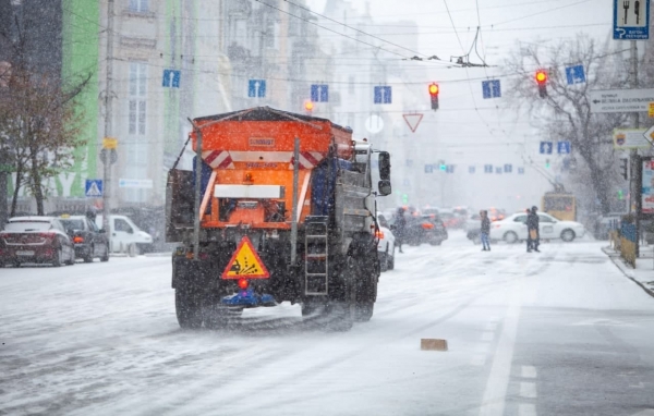 В Киеве для уборки снега задействовали 371 единицу техники