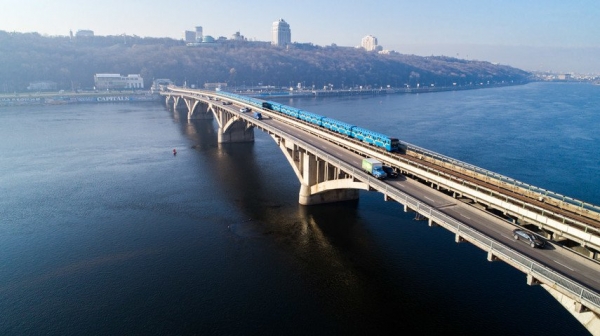 В Киеве ограничили движение транспорта на мосту Метро 
