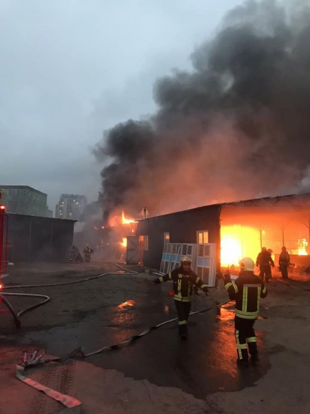 В Киеве произошел масштабный пожар, горели складские помещения 