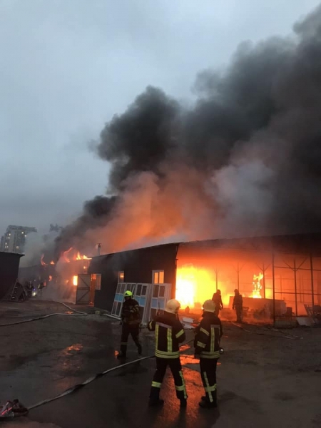 В Киеве произошел масштабный пожар, горели складские помещения 