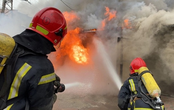 В Киеве возник пожар в гаражном кооперативе