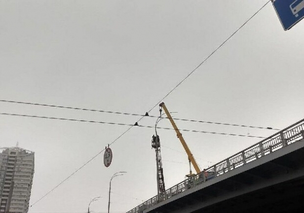 В Киеве на Шулявском мосту вместо упавших электроопор установили новые