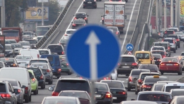 В Киеве днем 25 января образовались пробки, движение осложнено (карта)