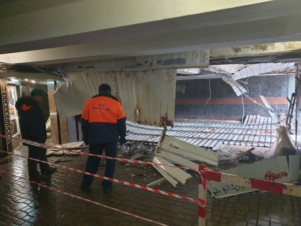 В Киеве в подземном переходе на Майдане Независимости обвалился подвесной потолок, пострадавших нет