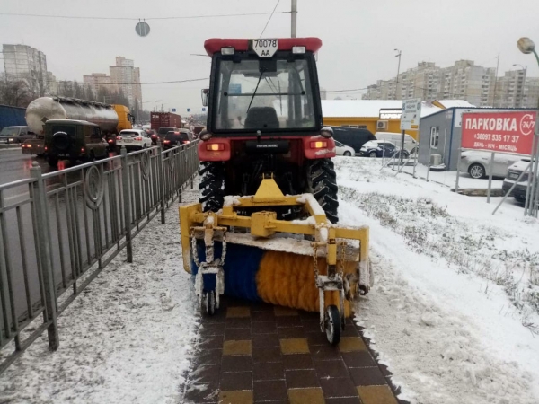 Снег в Киеве: Дороги убирает более 300 единиц спецтехники 