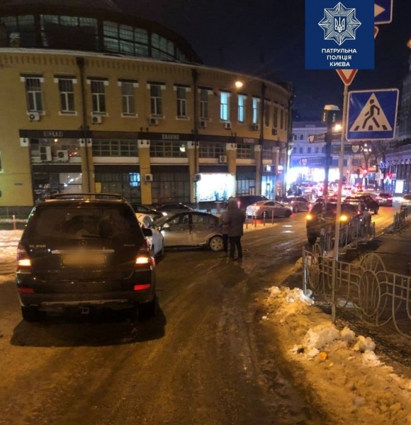 Прорыв водопровода и ДТП с участием 5 авто: В Киеве ограничено движение на ул. Круглоуниверситетской
