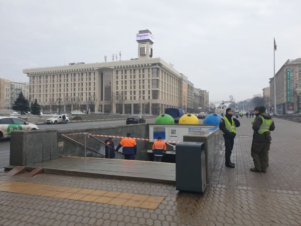 В Киеве в подземном переходе на Майдане Независимости обвалился подвесной потолок, пострадавших нет