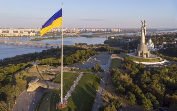 В Киеве решили приспустить главный флаг на склонах Днепра