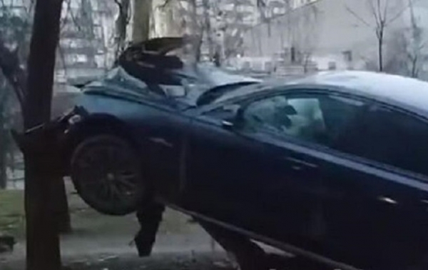 В Киеве автомобиль Jaguar застрял на столбе