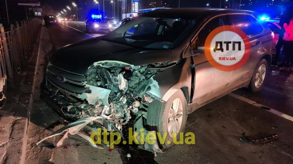 В Киеве пьяный водитель врезался в машину патрульных, пострадал полицейский (фото)