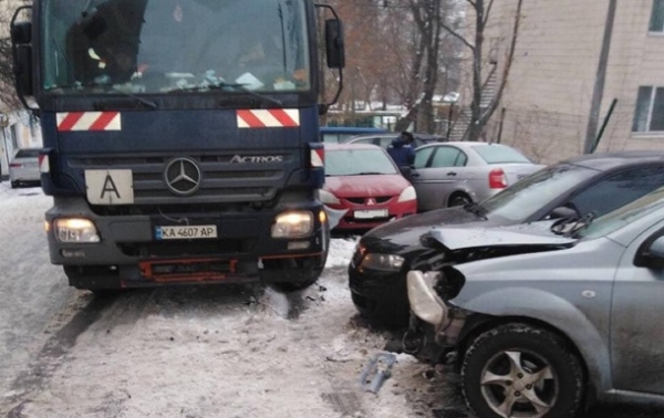 В Киеве мусоровоз разбил десять авто