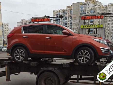 В Киеве эвакуатор пытался забрать автомобиль с ребенком внутри