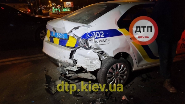 В Киеве пьяный водитель врезался в машину патрульных, пострадал полицейский (фото)