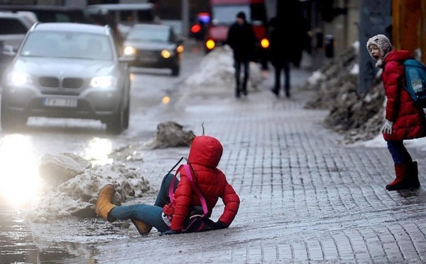 В Украине столичных водителей предупредили о гололедице на дорогах в выходные