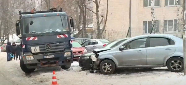 Занесло на подъеме: В Киеве мусоровоз протаранил восемь автомобилей 