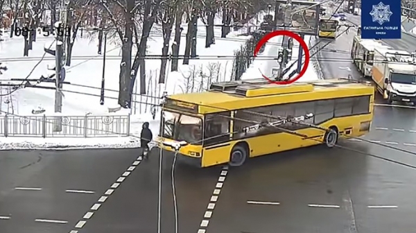 В Киеве троллейбус сбил женщину на пешеходном переходе