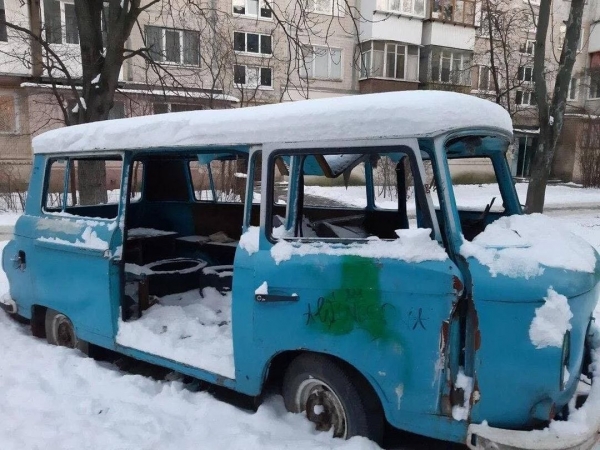 В Киеве в заброшенном авто умер дворник-иностранец, в прокуратуре открыли производство